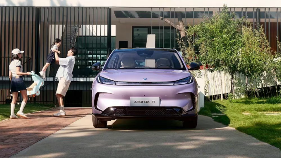 北汽極狐T1｜大空間裝得下一家人的自由自在